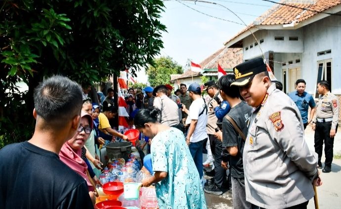 Polresta Cirebon Salurkan 6.000 Liter Bersih Air ke Desa Slangit