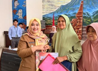 Wawalkot Cirebon Serahkan KKS PKH untuk 279 Warga Harjamukti