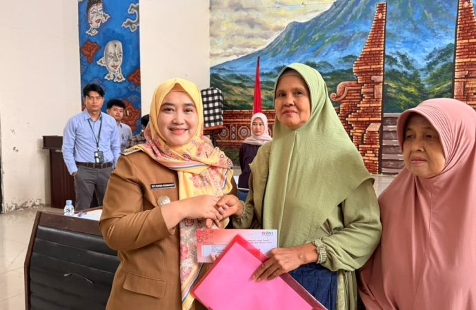 Wawalkot Cirebon Serahkan KKS PKH untuk 279 Warga Harjamukti