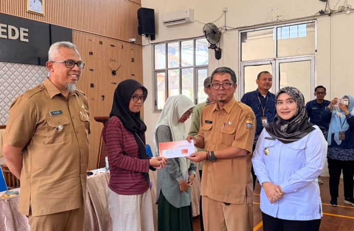 Pemkot Cirebon Salurkan Bantuan PKH dan Sembako, Dorong KPM Berdaya