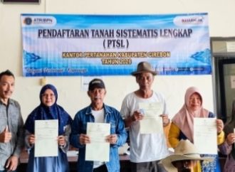 Momen Hari Santri, Kantah Cirebon Serahkan Sertifikat PTSL di Desa Luwung Kencana